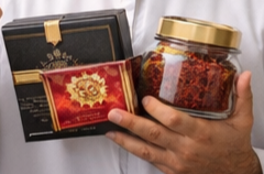 زعفران سرگل قائنات۱۰۰٪ خالص و طبیعی عطر قوی و رنگدهی بالا برداشتشده از مزارع مرغوب ایران مناسب مصرف خانگی و حرفهای