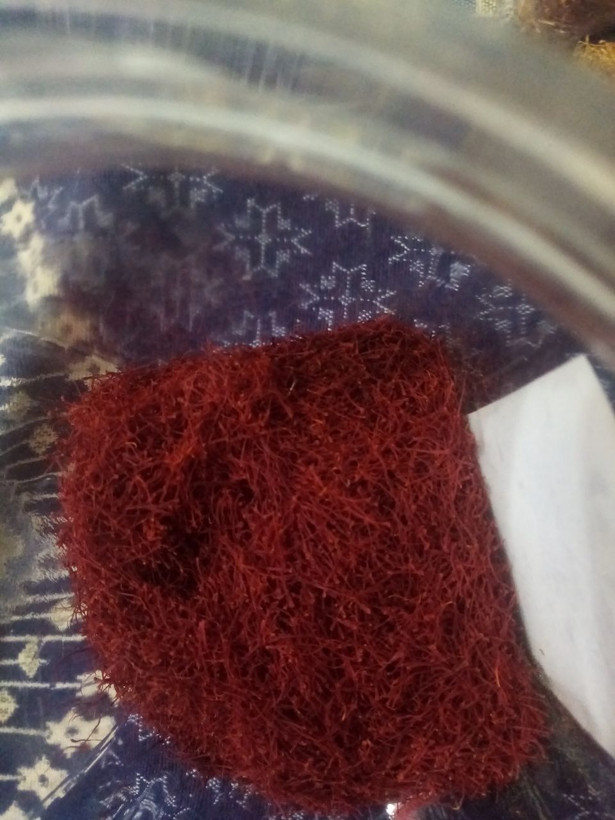 زعفران سرگل قائنات۱۰۰٪ خالص و طبیعی عطر قوی و رنگدهی بالا برداشتشده از مزارع مرغوب ایران مناسب مصرف خانگی و حرفهای